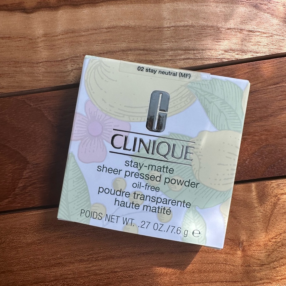 Clinique Sheer Pressed Powder Allergy Tested Fragrance Free in Stay Neutral